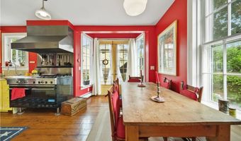 43 Poplar St, Newport, RI 02840