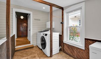 33 S 11TH St, Akron, PA 17501