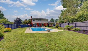4 Fairway Ct, Albany, NY 12208