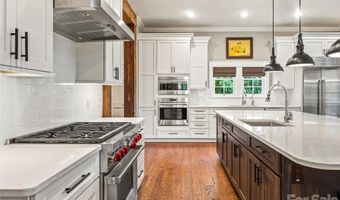 1 Cedar Chine Dr, Asheville, NC 28803