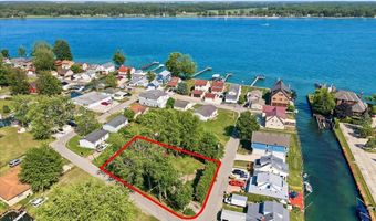 124 Roselawn St, Algonac, MI 48001