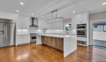 55 Maiden Ln, Bergenfield, NJ 07621