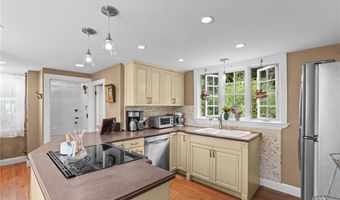 671 County Rd, Barrington, RI 02806