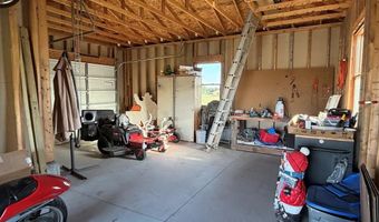 1524 Beechwood Dr, Aurora, NE 68818
