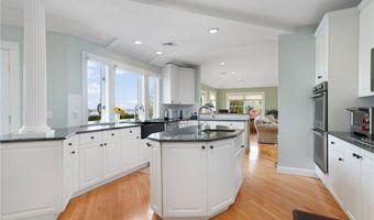 75 N Cliff Dr, Narragansett, RI 02882