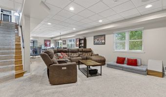 941 Par Dr, Algonquin, IL 60102