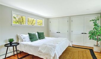 18 Chantilly Dr, Barrington, RI 02806