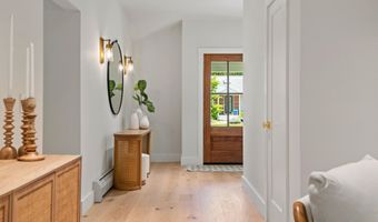 8 Knight St, Falmouth, ME 04105