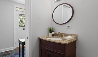 2323 N BURLINGTON St, Arlington, VA 22207