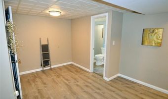 872 Village Brook Ct, Ballwin, MO 63021