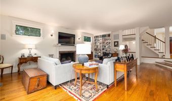 56 Summerfield Ln, Middletown, RI 02842