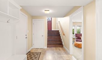4226 40TH St N, Arlington, VA 22207