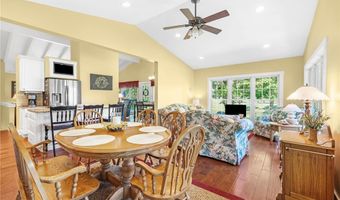 305 Hedgewood Dr, Akron, OH 44319