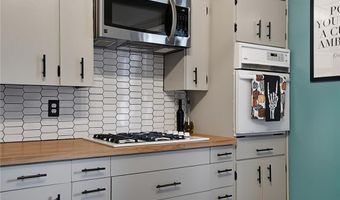 1115 7th St, Baldwin City, KS 66006