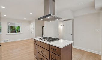 141 LYNHAVEN Dr, Alexandria, VA 22305