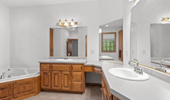321 E APPLE CREEK Rd, Appleton, WI 54913