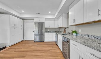 21 Lakeview Rd, Brookfield, CT 06804