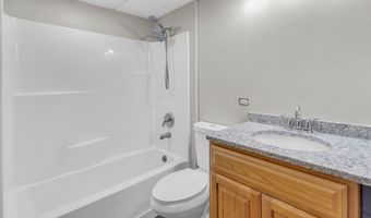 2 Echowood Dr, Algonquin, IL 60102