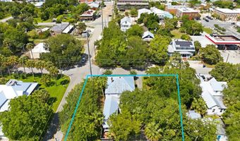 128 4th St, Apalachicola, FL 32320