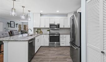 1872 Ridgeview Circle Dr, Ballwin, MO 63021