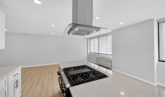 4390 LORCOM Ln 410, Arlington, VA 22207