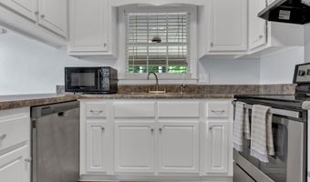 2704 PINE MANOR Ln, Albany, GA 31707