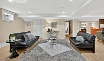 9715 SINGLETON Dr, Bethesda, MD 20817