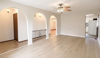 745 Woodrun Dr, Ballwin, MO 63021