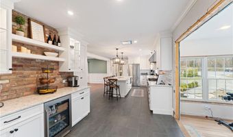 6 Knowlton Ct, Bristol, RI 02809