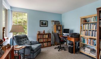 11 Lake Forest Dr, Burlington, VT 05401