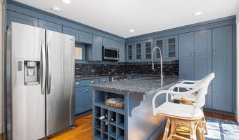 5 Tews Ct, Newport, RI 02840