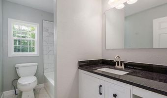116 E Hadley St, Aurora, MO 65605