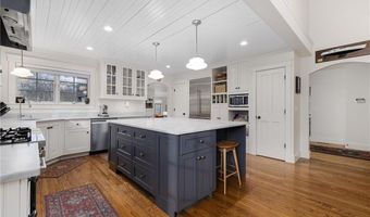 56 Summerfield Ln, Middletown, RI 02842