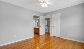 821 Heatherhaven Dr, Ballwin, MO 63011