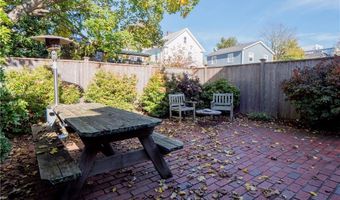 14 Lee Ave, Newport, RI 02840