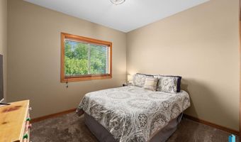 1409 W Creekside Dr, Brandon, SD 57005