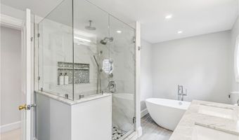 101 County Rd, Barrington, RI 02806