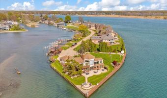 523 Lathrop Ave, Algonac, MI 48001
