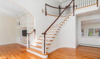 4 Christopher Dr, Lincoln, RI 02865