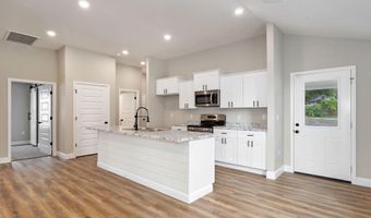 21 E Cofield St, Aurora, MO 65605