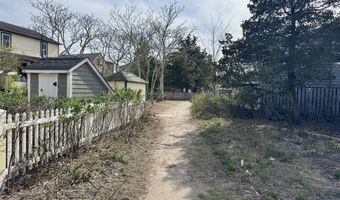 42 Central Ave, Clinton, CT 06413