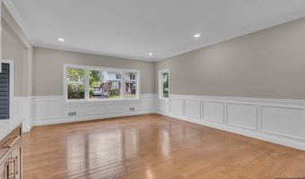 55 Maiden Ln, Bergenfield, NJ 07621