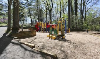 8710 LOWELL St, Bethesda, MD 20817