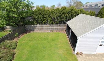 28 W Narragansett Ave, Newport, RI 02840