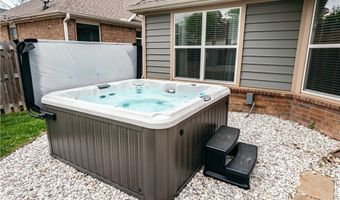 905 N Main St, Bentonville, AR 72712