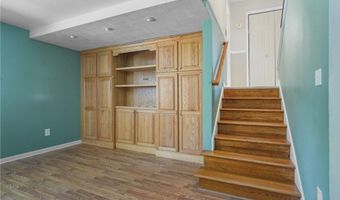 240 S Park Dr, Aurora, OH 44202
