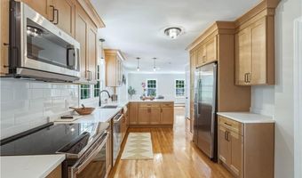 3 Sundale Rd, Cranston, RI 02921