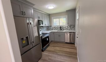 32 Penndale Dr, Amityville, NY 11701