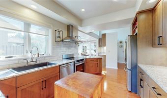 563 E Acadia Pt, Aurora, OH 44202