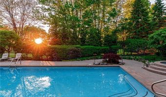 520 Bristol Dr, Aurora, OH 44202